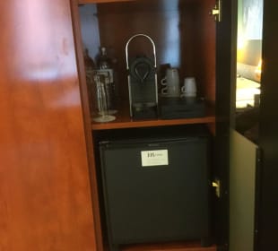 Schrank mit Minibar, Glasscheibe fehlt