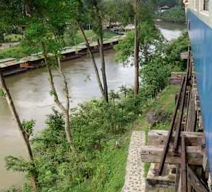 Blick aus dem Zung auf den Kwai und Hausboote