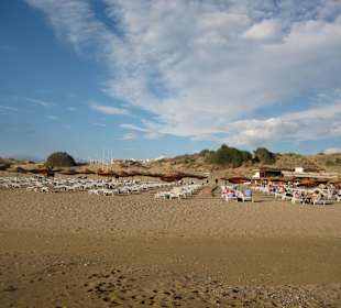 Hotelstrand für ein Hotel hinter den Dünen