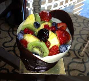 Schokobecher mit frischen Früchten/Marina Mall