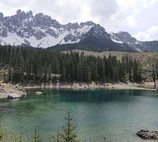 Karersee mit Bergrücken