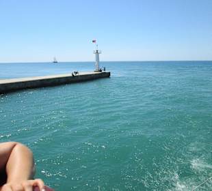 Blick vom Boot in eine Flussmüdung