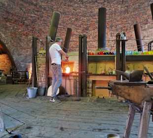 Glasbläser im Glasturm des Museums