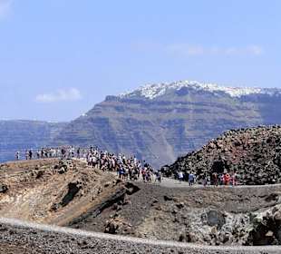 Widok z Nea Kameni na wyspę Santorini.