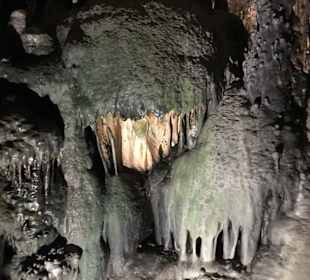 Meterhohe Tropfsteine 