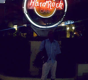 Mein Mann vorm HardrockCafe