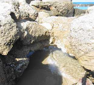 Felsformationen am Rand der Dünen