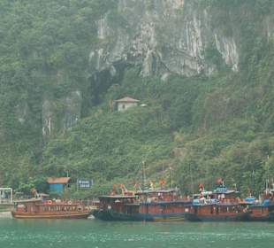 Boote vor der Tropfsteinhöhle