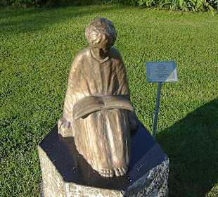 Figuren aus Stein am Seeufer