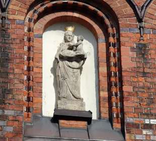 Muttergottes in einer Fassadennische