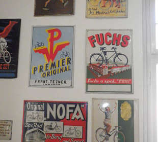 Mehrere alte Blechschilder