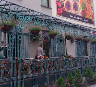 Stoliki znajdujące się na zewnątrz cukiernii