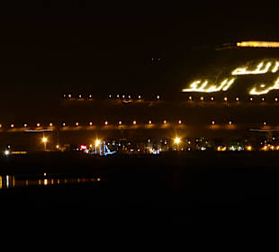 Blick vom Strand auf den Berg mit Kasbah