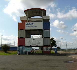 Aussichtsplattform (gestapelte echte Container)