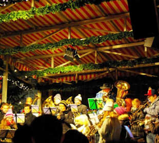 Täglich Sänger und Blasmusik