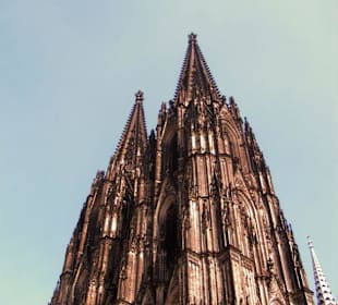 Der Kölner Dom bei blauem Himmel