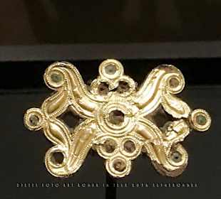 Detail "Ein goldglänzendes Abzeichen"