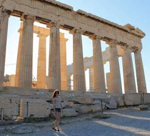 Pięknie oświetlony Akropol