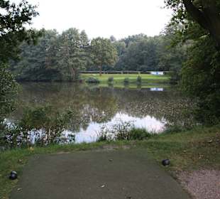 Abschlag über das Wasser
