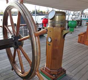 Ruder und Kompass auf dem Achterdeck