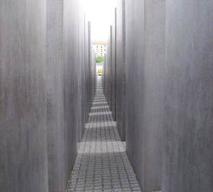 Weg durch das Holocaust Mahnmal