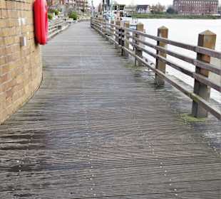 Rundgang auf der Hafenpromenade von Leer