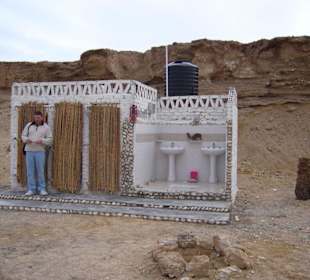 Mitten in der Wüste eine Toilette für Touristen!