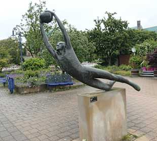 Der Torwart an der Elbuferpromenade