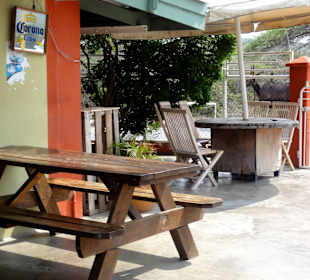 Plätze auf der Terrasse des Toko Willibrordus