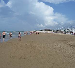 Strand von Kumköy, im Hintergrund das Defne Garden
