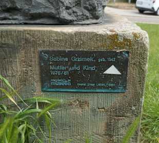 Plastik Mutter und Kind 1976/81 von Sabine Grzimek