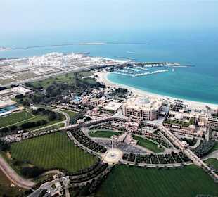 Blick von den Ethihad Towers auf Emirates Palace