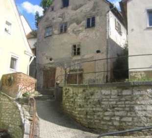 Zeichen des Verfalls auf dem Weg zur Burg