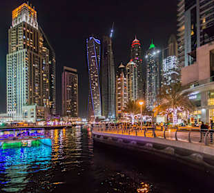 Dubai Marina bei Nacht