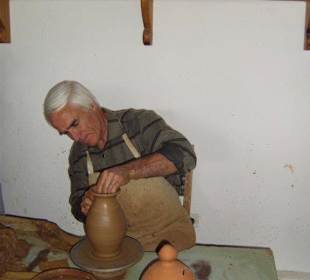 Meister beim Töpfern im Musterhaus