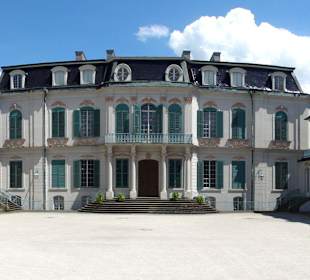 Panoramasicht auf Schloss und Seitenflügel