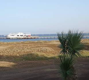 Schiffe, die die Taucher von der Basis abholen