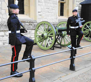 Sicherheitspersonal im Tower