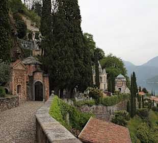 Weg zur Pfarrkirche Santa Maria del Sasso