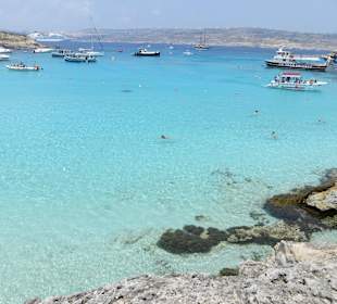 Die vom Comino Hotel & Bungalows ca. 500m entfernte blaue La