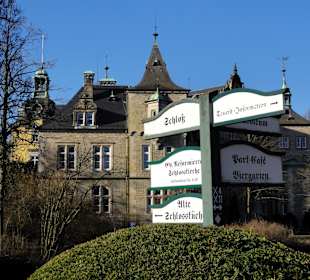 Wegweiser vor dem Schloss