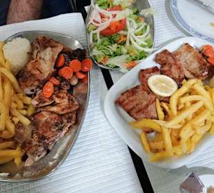 Gegrilltes Huhn und schwarzes Schweinefleisch