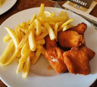 Pommes mit Zubehör