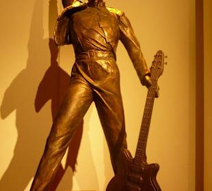 Freddi Statue im Foyer