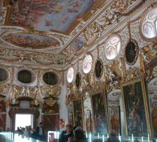 Schauvitrinen in prinkvollen Räumen