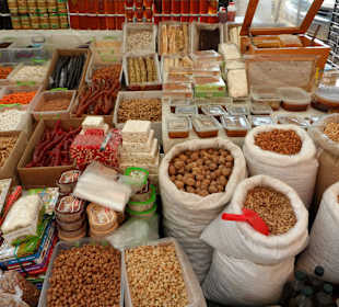 Bazár v meste Avsallar