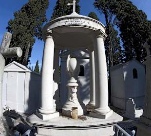 Grabmal auf dem Friedhof