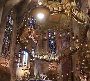 Hauptaltar mit Baldachin von Antonio Gaudi