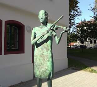 Skulptur "Das Mädchen mit der Pappgeige"