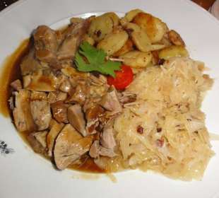 Haxenfleisch mit Bratkartoffeln und Sauerkraut